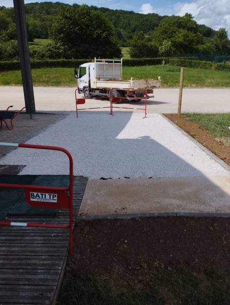 Travaux de terrassement d'un parking de livraison pour la commune, sur le secteur de savigny sous malain près de dijon.