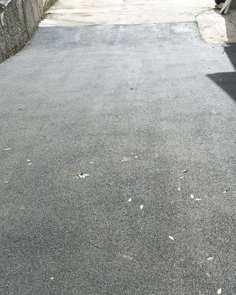 Travaux de terrassement et préparation d'une cour en enrobé dans le secteur de fleurey sur ouche près de dijon.