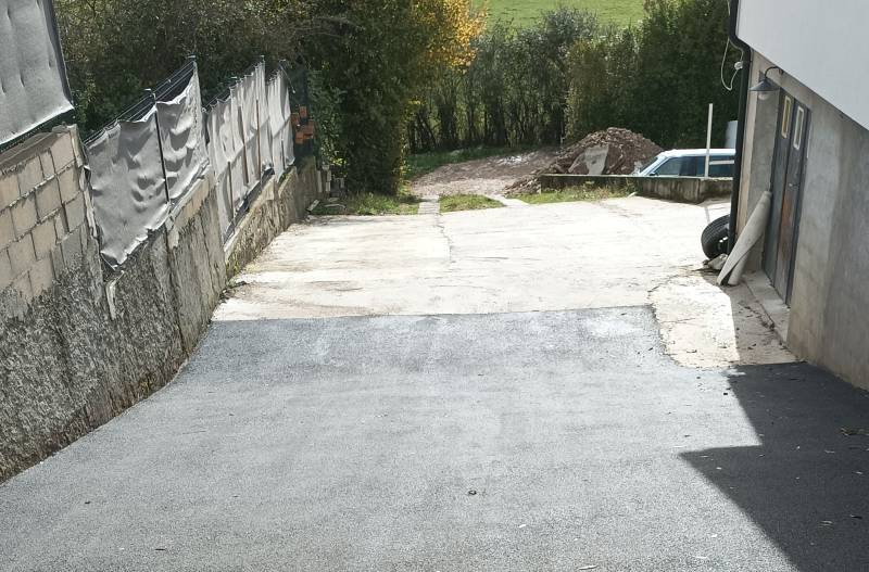 Travaux de terrassement et préparation d'une cour en enrobé dans le secteur de fleurey sur ouche près de dijon.