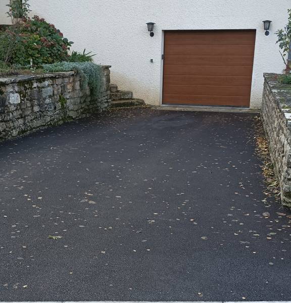 travaux de terrasement et péparation d'une cour en enrobé à savigny sous malain proche de dijon.